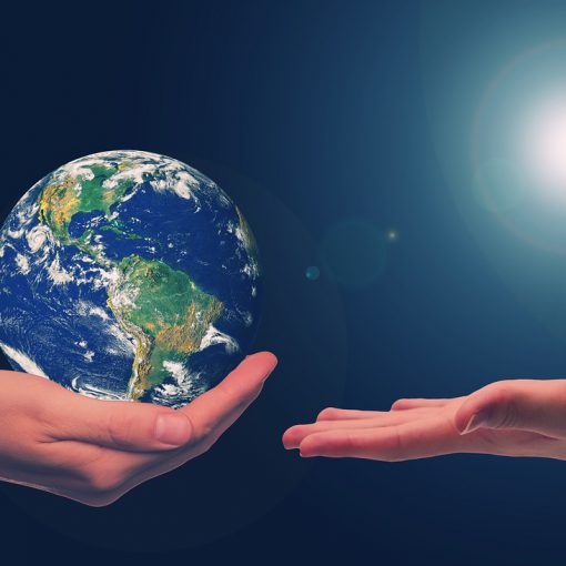 Erdkugel in der Hand