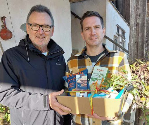 Peter Wembacher übergibt Michael Schörgnhofer einen Präsentkorb