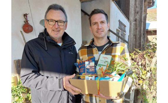 Peter Wembacher übergibt Michael Schörgnhofer einen Präsentkorb